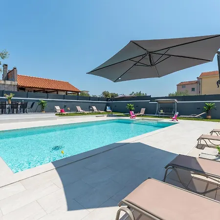 In Biograd With Heated Swimming Pool Casa de Férias
