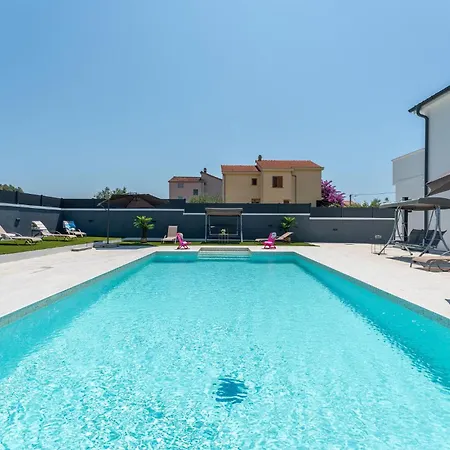 Casa de Férias In Biograd With Heated Swimming Pool