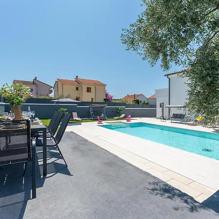 In Biograd With Heated Swimming Pool Casa de Férias Biograd Na Moru